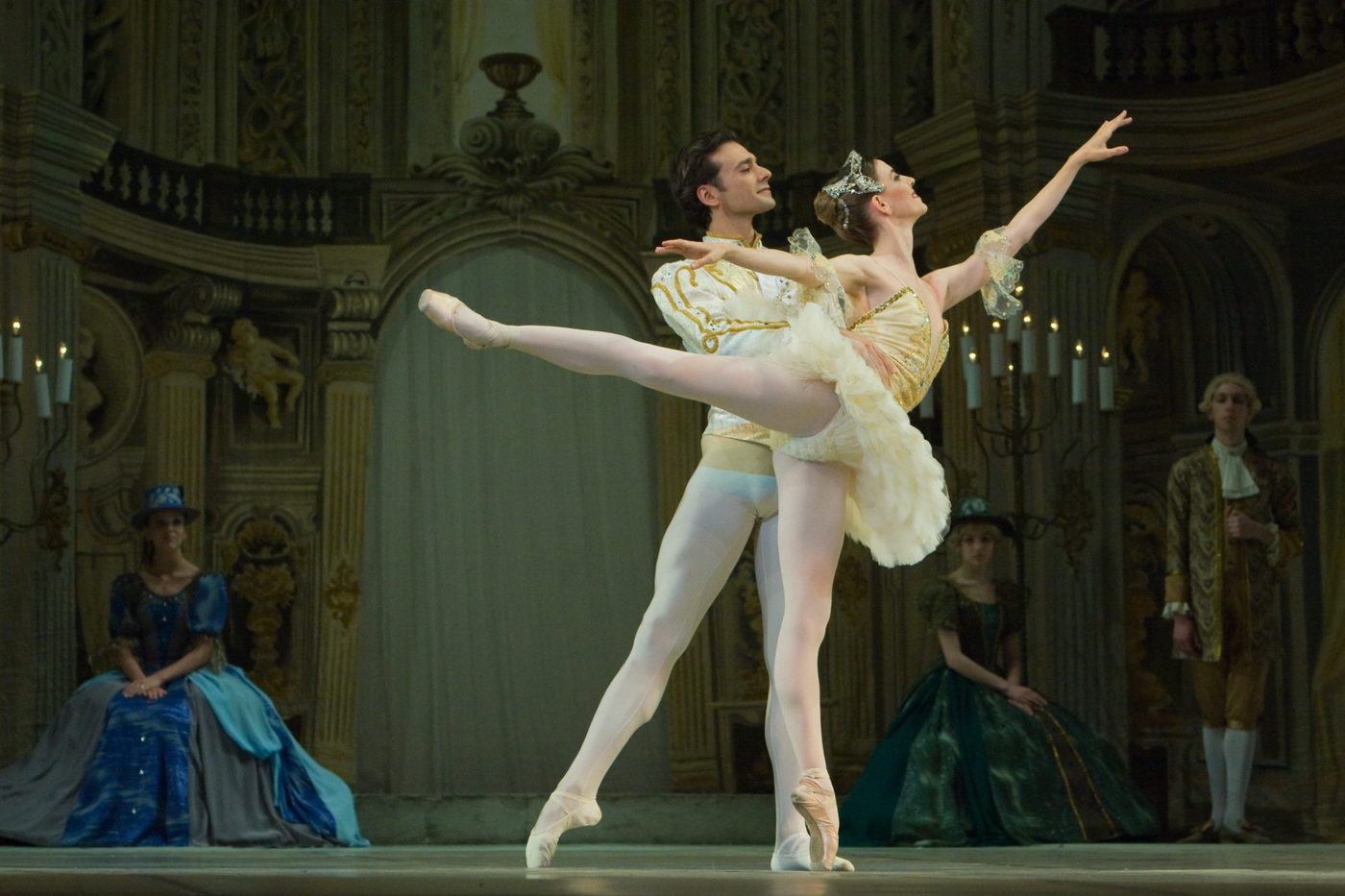 Laura Hormigón y Óscar Torrado en un gran pas de deux con escenografía palaciega