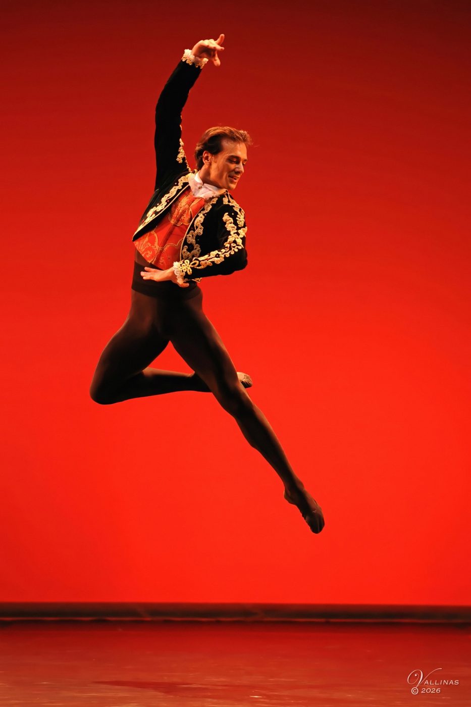 Óscar Torrado en salto sobre fondo rojo